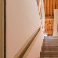 白色墻面深褐色木質樓梯裝修效果圖