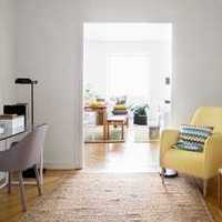 欧式装修,客厅沙发是绿色,客厅墙面如何选则壁纸